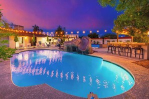 A heated pool - WaterslideLuxury+3 houses+SportCrt+Shuffle+GolfSpa (Scottsdale)