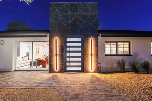 Exterior - WaterslideLuxury+3 houses+SportCrt+Shuffle+GolfSpa (Scottsdale)