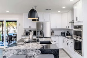 Coffee/tea maker, fridge, microwave, oven - WaterslideLuxury+3 houses+SportCrt+Shuffle+GolfSpa (Scottsdale)