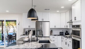 Geladeira, micro-ondas, fogão, cooktop