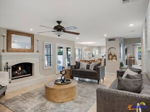 スマートテレビ、暖炉、テーブルサッカー台