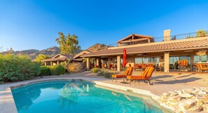 A heated pool - Paradise Vall Mountainside Mansion+Pickleball+Golf (Paradise Valley)