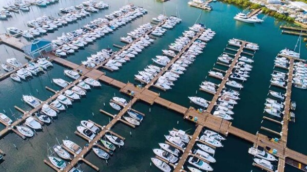 Marina - Alojamiento de Vacaciones en Blanco y Negro (Puerto Rico)