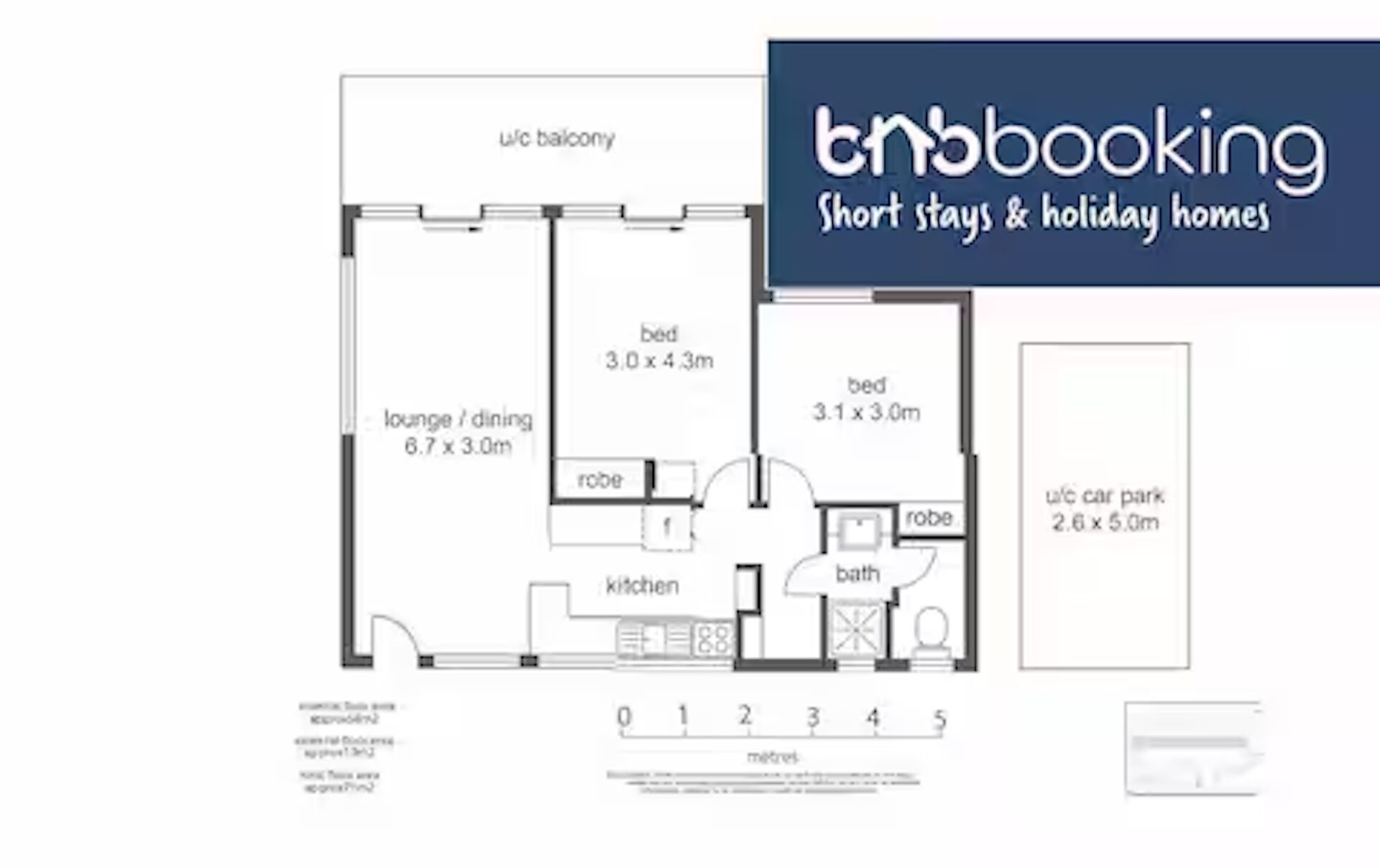 Plan d’étage d’une maison de vacances ou d’un logement de courte durée, dotée d’un balcon, d’un salon/salle à manger, de deux chambres, d’une cuisine, d’une salle de bain et d’une place de parking.