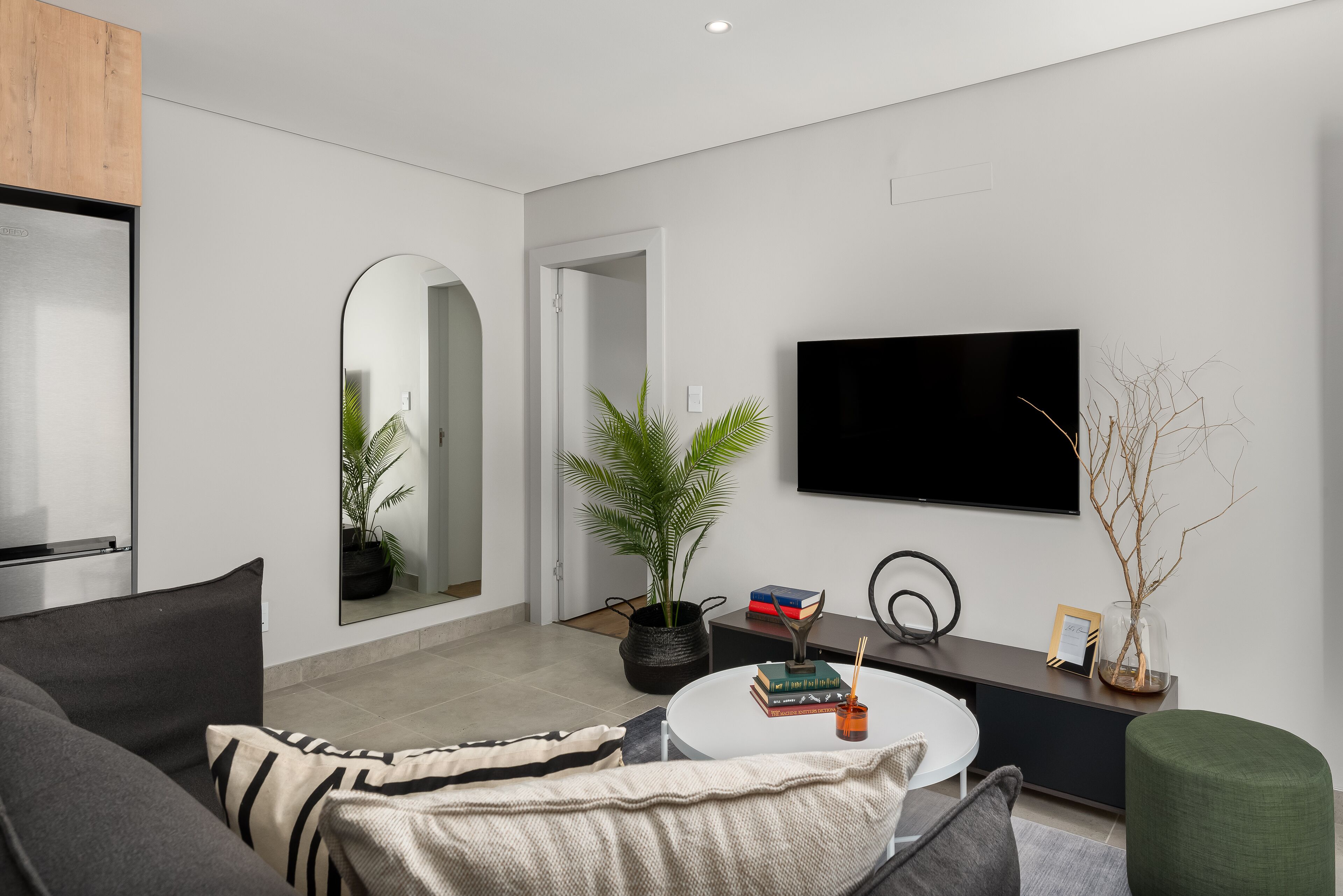 Deluxe Apartment | Living area | 40-inch flat-screen TV with cable channels, Netflix, streaming services