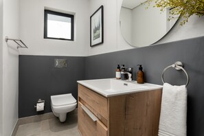 Deluxe Apartment | Bathroom
