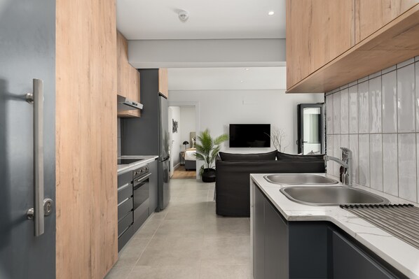 Deluxe Apartment | Private kitchen | Full-size fridge, microwave, oven, stovetop - Unit 3 3 On Albany (Cape Town)