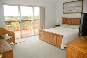 3 bedrooms, WiFi, bed sheets - Waterfront condo, kayak launch, 1 block from bike trail, walk to Local dining. (Palm Harbor)