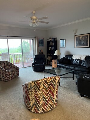 Smart TV - Waterfront condo, kayak launch, 1 block from bike trail, walk to Local dining. (Palm Harbor)