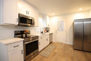 Fridge, microwave, oven, stovetop - Luxury 3BR, 2BA: Golf & Shopping (Augusta)