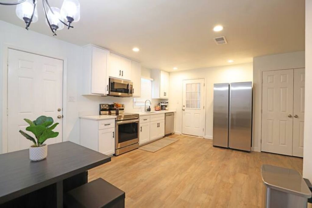 Réfrigérateur, four à micro-ondes, un four, surface de cuisson