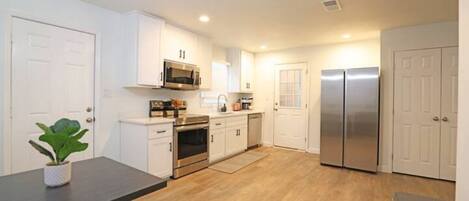 Réfrigérateur, four à micro-ondes, un four, surface de cuisson