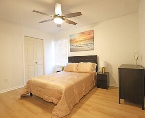 3 makuuhuonetta, silitysrauta/-lauta, ilmainen Wi-Fi