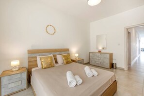 3 bedrooms, iron/ironing board, WiFi, bed sheets