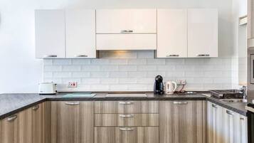 Fridge, microwave, oven, coffee/tea maker