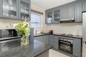 Apartment (3 Bedrooms) | Private kitchen | Full-sized fridge, microwave, oven, stovetop - Ocean Tides 35 (Cape Town)