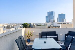 Outdoor dining - Central POOL Penthouse, by Annitchka boutique (Birkirkara)