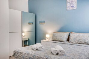 3 bedrooms, iron/ironing board, travel cot, Internet