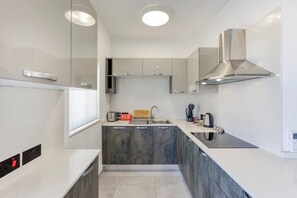 Jääkaappi, mikroaaltouuni, uuni, kahvin-/teenkeitin