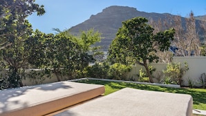 A view of a mountain with a clear sky. There are trees and a building in the foreground. - Hout Bay Villa (Cape Town)