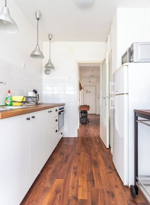 Apartament | Cuina privada | Frigorífic gran, microones, forn i placa de cuina