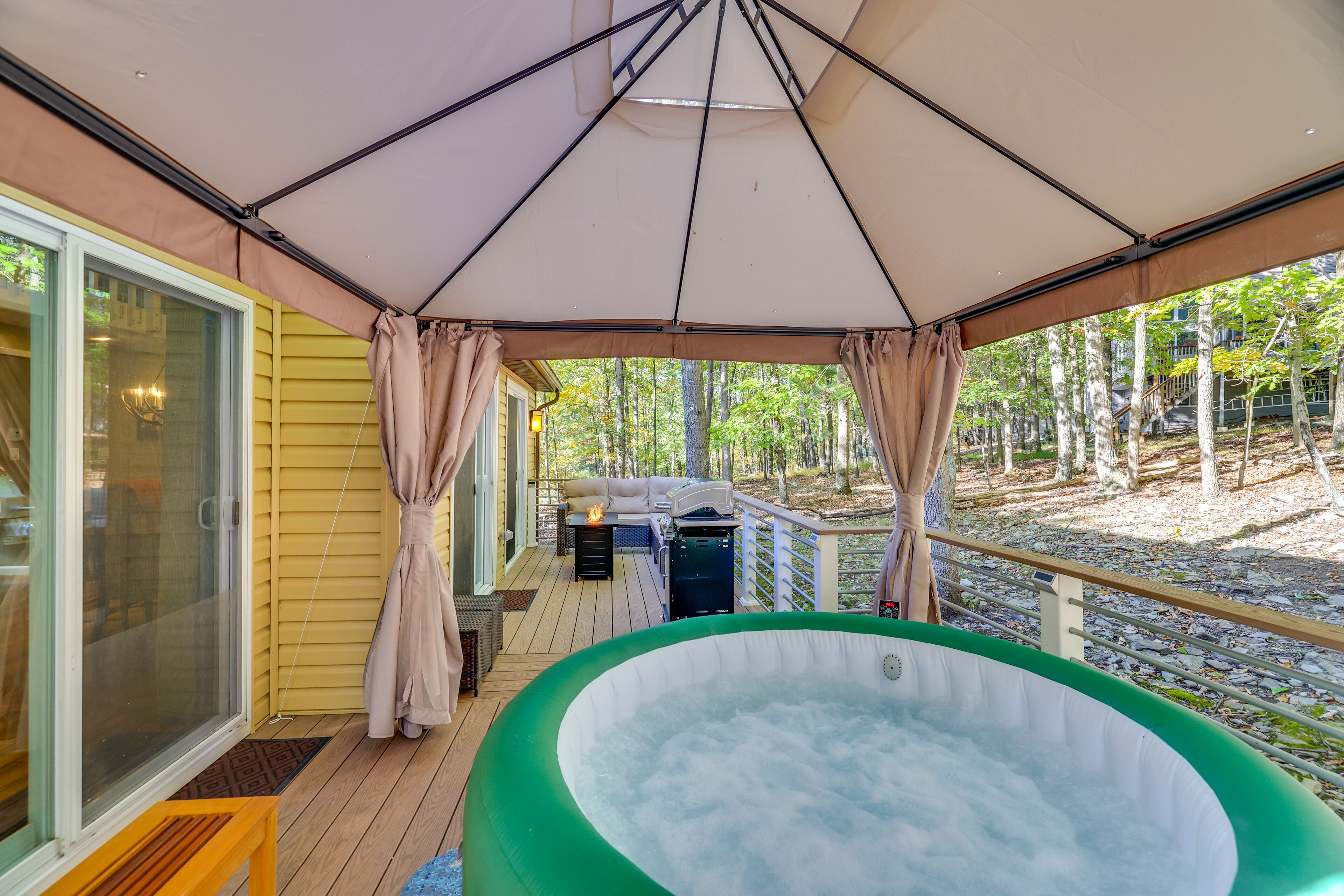 Forest-View Poconos Cabin w/ Resort Amenities