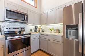 Refrigerador, microondas, horno, placa de cocina