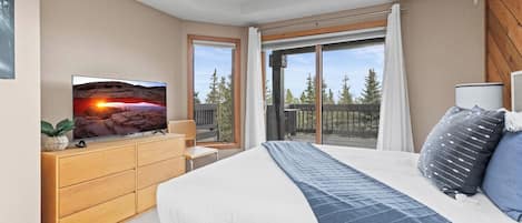 3 bedrooms, iron/ironing board, travel crib, free WiFi