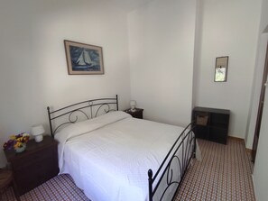 2 slaapkamers, een bureau, een strijkplank/strijkijzer, reisbedje