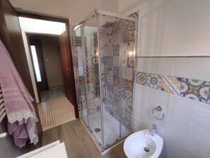 Dusche, umweltfreundliche Kosmetikartikel, Haartrockner, Bidet