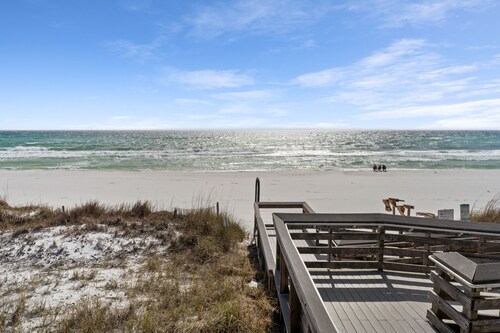 Summer Breeze 1-Bed Condo! Gorgeous Views & Pool | Steps to Beach | Book Now!
