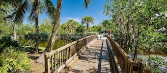 **THE LARK’S LANDING @ SUNRISE SUITES** Condo & Pool + LAST KEY SERVICES…