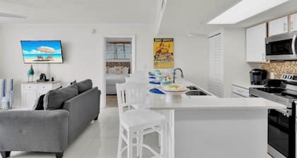 **THE LARK’S LANDING @ SUNRISE SUITES** Condo & Pool + LAST KEY SERVICES…