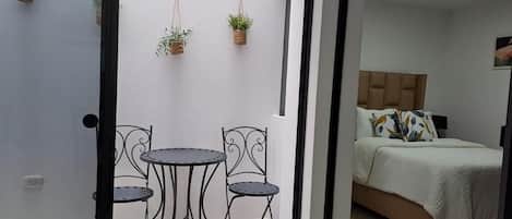 1 soveværelse, skrivebord, strygejern/strygebræt, weekendseng