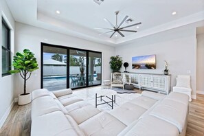 Smart TV, fireplace - Luxurious 2023 New Construction — Executive Vacation Home Near Vanderbilt Beach (Naples)