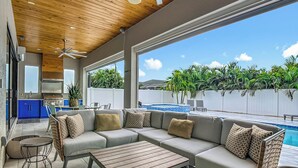 Terrace/patio - Luxurious 2023 New Construction — Executive Vacation Home Near Vanderbilt Beach (Naples)