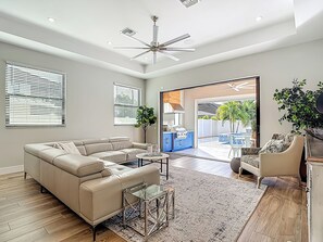 Een smart-tv en een open haard