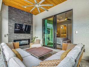 4 habitaciones, escritorio y tabla de planchar con plancha 