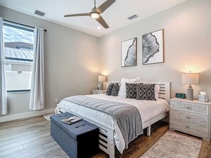 4 slaapkamers, een bureau, een strijkplank/strijkijzer, reisbedje