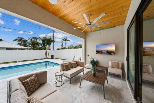 室外游泳池，恒温泳池