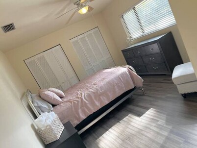 Amazing 3 Bedroom Across From UF
