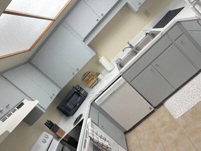 Amazing 3 Bedroom Across From UF
