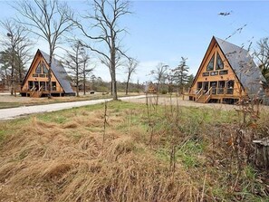 Property grounds - "Hjort (Deer)" Brand NEW LUXE Tiny Cabin located within the Alps of Hochatown! (Broken Bow)