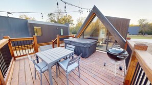 Outdoor dining - "Hjort (Deer)" Brand NEW LUXE Tiny Cabin located within the Alps of Hochatown! (Broken Bow)