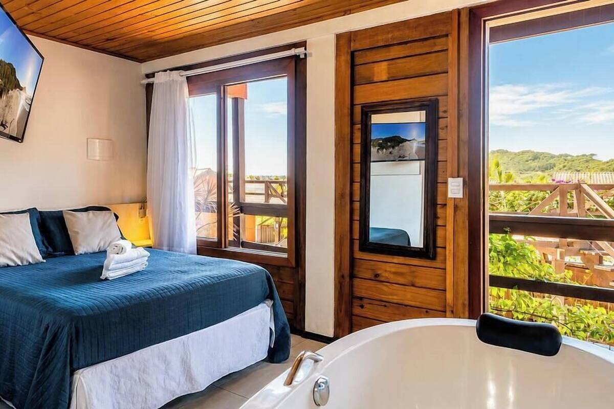 Suite Premium (Suite Deluxe com Banheira de Imersão) | Sábanas de algodón egipcio, ropa de cama de alta calidad y escritorio