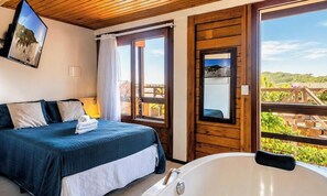 Premium-sviitti (Suite Deluxe com Banheira de Imersão) | Egyptinpuuvillaiset lakanat, ylelliset vuodevaatteet, työpöytä