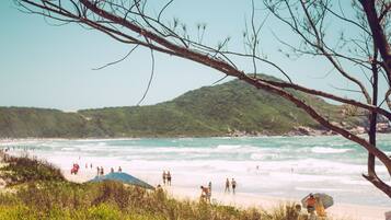 Perto da praia, areia branca