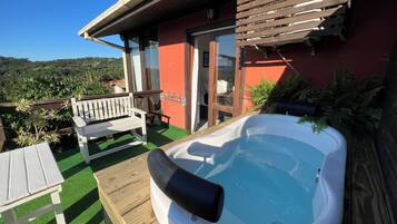 Suíte com Varanda e Banheira Privativa | Deep-soaking bathtub