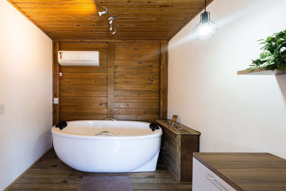 Suíte Deluxe com Queen e Banheira Privativa | Deep-soaking bathtub