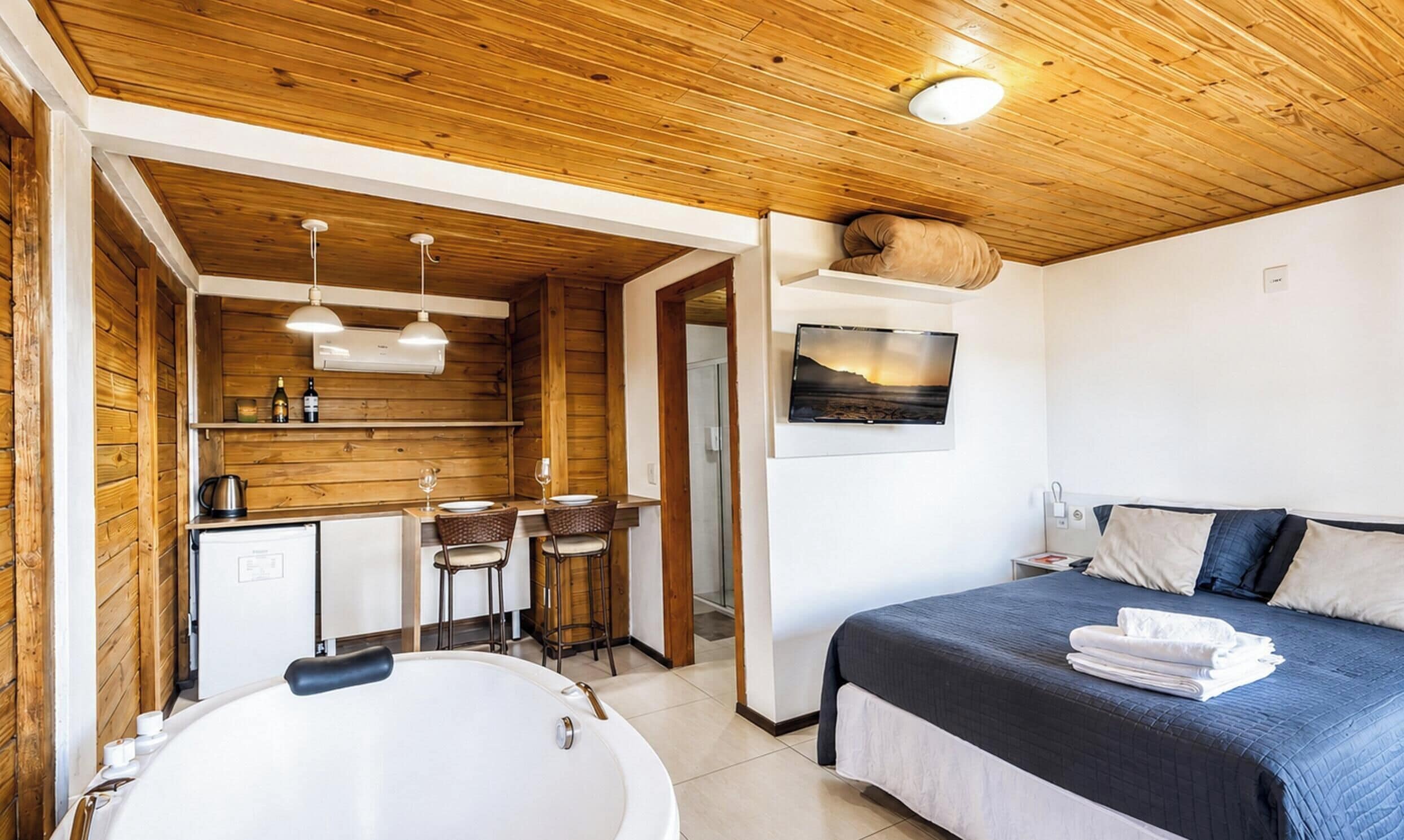 Suite Premium (Suite Deluxe com Banheira de Imersão) | Sábanas de algodón egipcio, ropa de cama de alta calidad, escritorio
